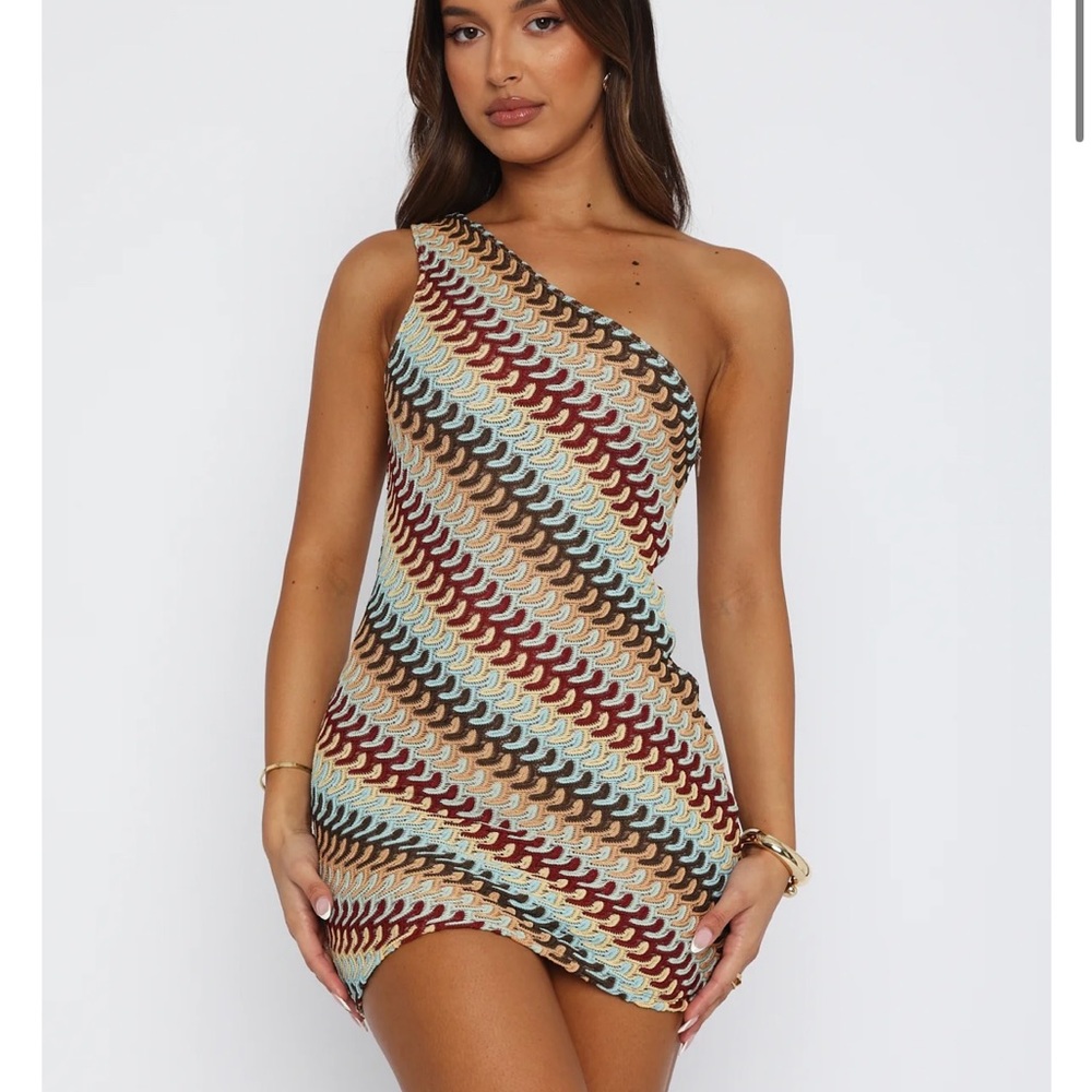 White Fox Boutique One-Shoulder Wave Pattern Dress (NWOT SIZE M)